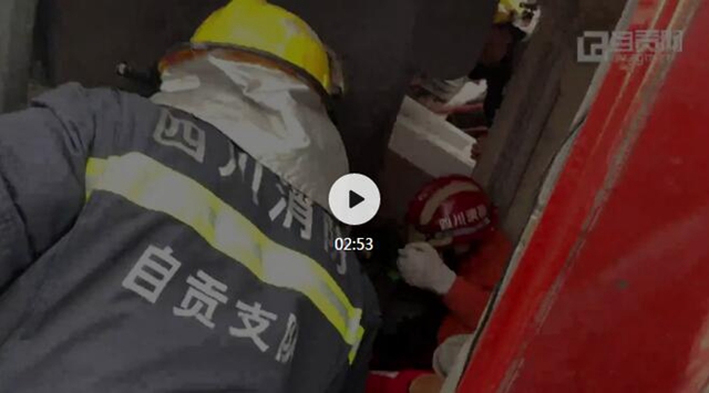 成自瀘高速自貢段：一吊臂貨車側(cè)翻 司機(jī)獲救后第一件事是找手機(jī)(圖1)