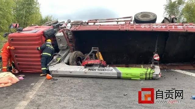 成自瀘高速自貢段：一吊臂貨車側(cè)翻 司機(jī)獲救后第一件事是找手機(jī)(圖2)