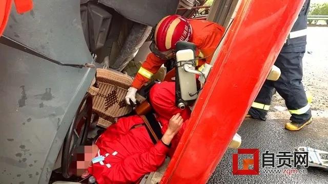成自瀘高速自貢段：一吊臂貨車側(cè)翻 司機(jī)獲救后第一件事是找手機(jī)(圖3)