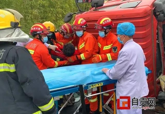 成自瀘高速自貢段：一吊臂貨車側(cè)翻 司機(jī)獲救后第一件事是找手機(jī)(圖4)