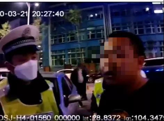宜賓一男子倒車撞上奔馳后拔腿就跑，躲進廁所……(圖2)