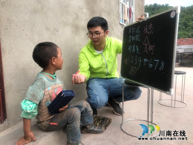 【暖心】大山里的孩子為何最喜歡他……(圖2)
