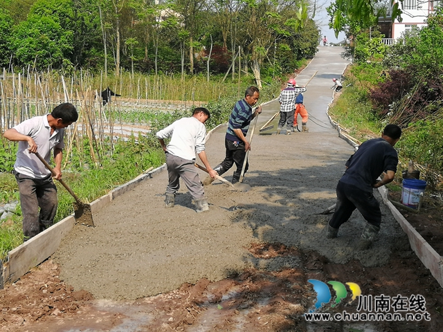 江陽區(qū)華陽街道西岸村：籌資投勞修公路 黨建引領(lǐng)奔小康