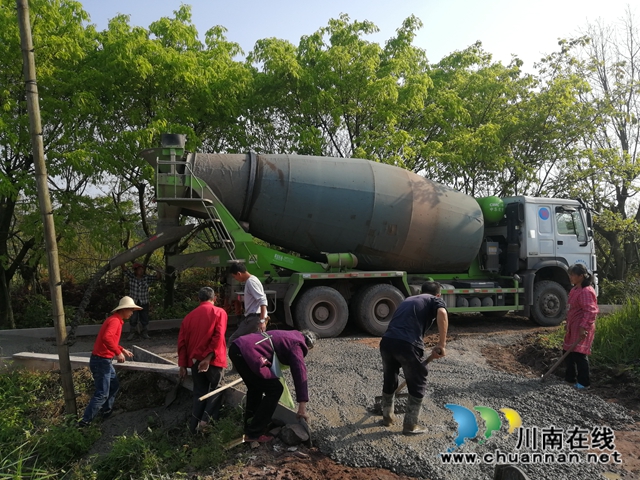 江陽區(qū)華陽街道西岸村：籌資投勞修公路 黨建引領奔小康(圖2)