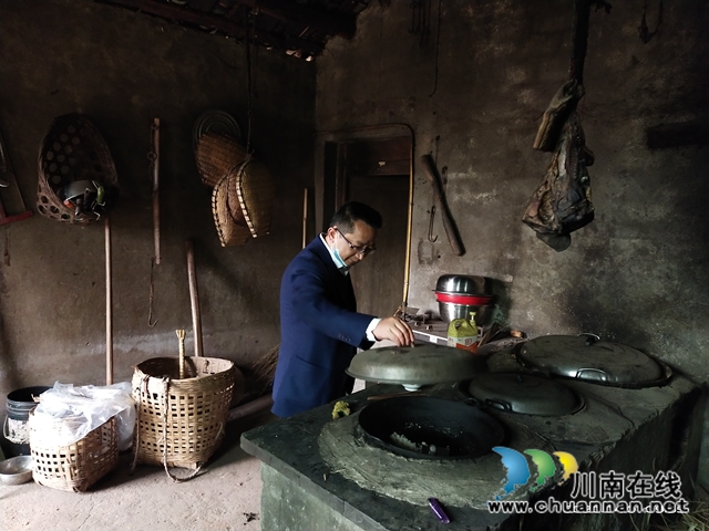 瀘縣政協(xié)副主席鄭尚貴到百和鎮(zhèn)開展脫貧攻堅(jiān)工作(圖2)