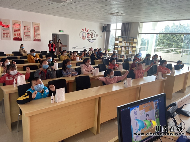 瀘縣玉蟾街道利用道德講堂開展愛國主義教育活動(dòng)(圖2)