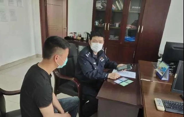 查！內(nèi)江網(wǎng)友舉報一輛奧迪車天窗“曬娃”后……(圖2)