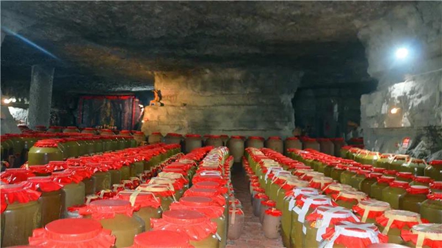 驚！記者發(fā)現(xiàn)內(nèi)江一山洞竟藏了800余噸白酒，還有……(圖3)