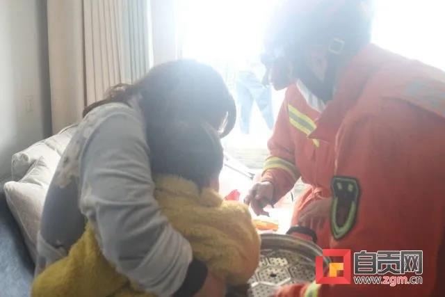 5分鐘！自貢一女娃被蒸格卡住的手指成功取出