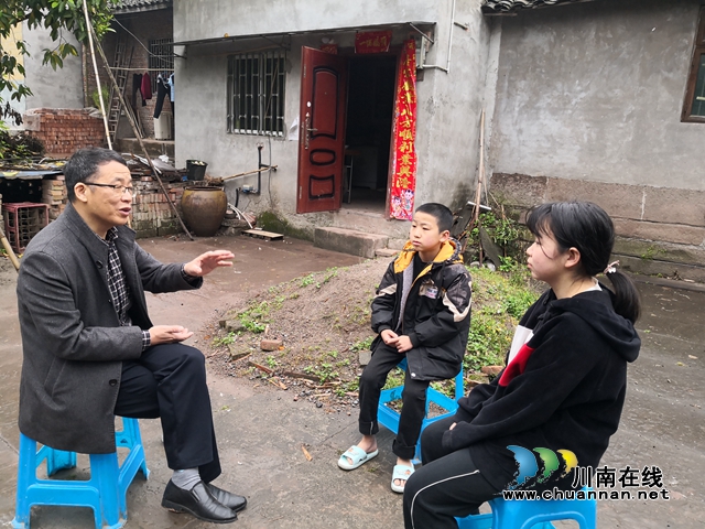 龍馬潭區(qū)稅務(wù)局走訪扶貧結(jié)對戶助力特殊“開學(xué)季”