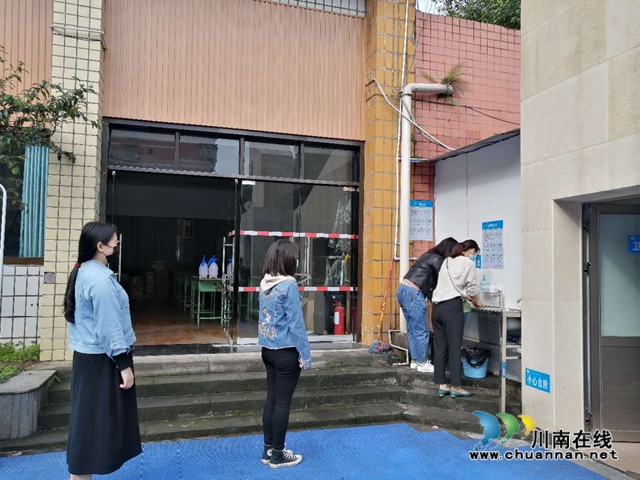 納溪逸夫小學(xué)開展“新冠肺炎疫情背景下開學(xué)防控演練”活動(圖3)