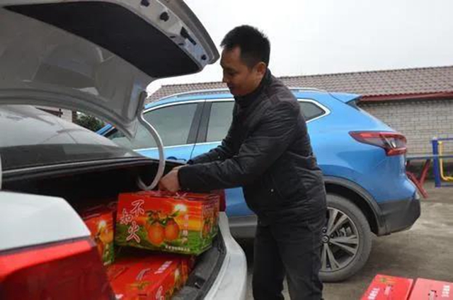 嘿！內(nèi)江這位干部，咋會(huì)去當(dāng)“快遞小哥”呢？