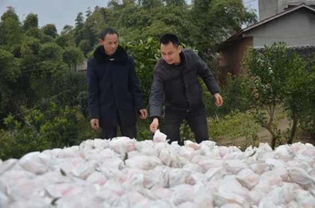 嘿！內(nèi)江這位干部，咋會(huì)去當(dāng)“快遞小哥”呢？(圖3)