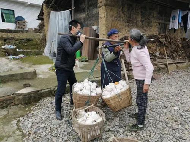 嘿！內(nèi)江這位干部，咋會(huì)去當(dāng)“快遞小哥”呢？(圖4)