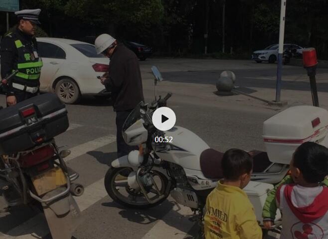 膽大！宜賓一男子酒后駕駛摩托車，還載著3個(gè)小孫子！