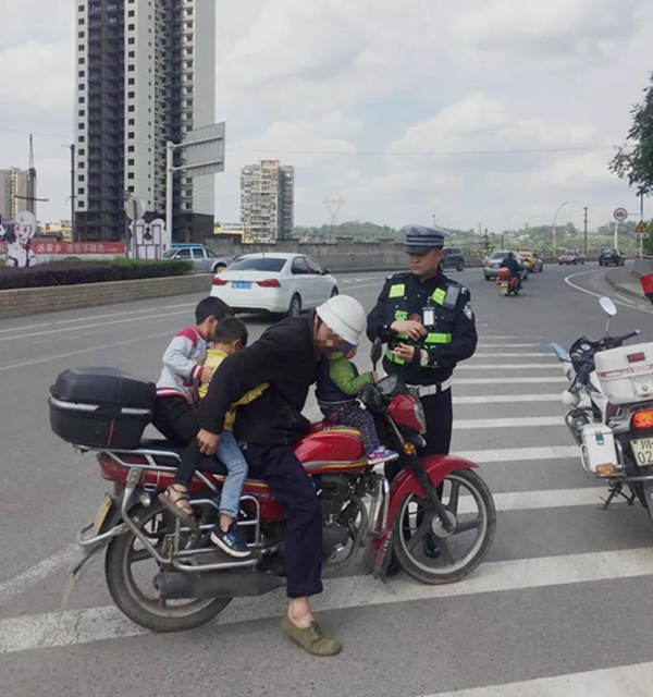 膽大！宜賓一男子酒后駕駛摩托車，還載著3個小孫子！(圖2)