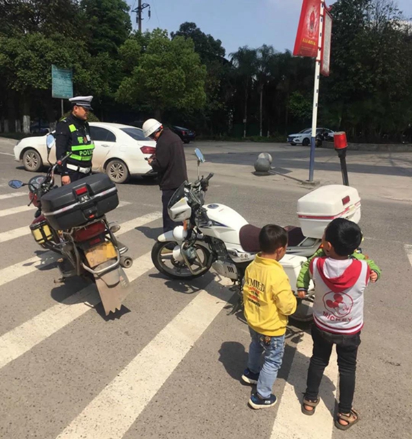膽大！宜賓一男子酒后駕駛摩托車，還載著3個小孫子！(圖3)