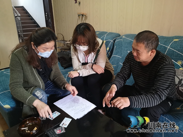 江陽區(qū)華陽街道龍馳社區(qū)對申請低保戶入戶走訪調(diào)查