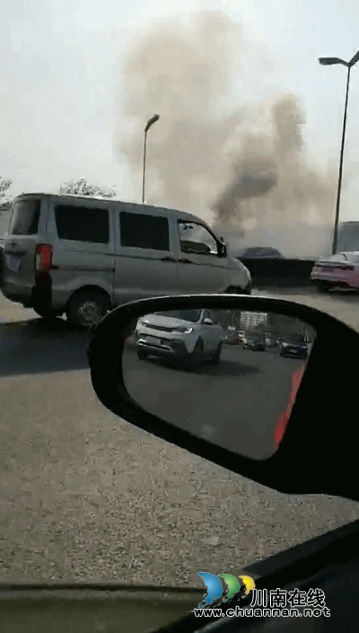 瀘州沱二橋上一輛車燃燒　消防員2分鐘內(nèi)控制住火情(圖1)