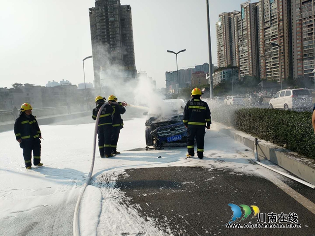 瀘州沱二橋上一輛車燃燒　消防員2分鐘內(nèi)控制住火情(圖5)