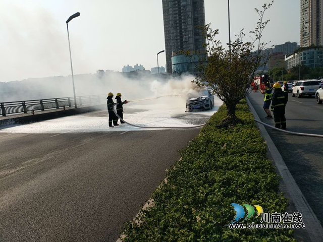 瀘州沱二橋上一輛車燃燒　消防員2分鐘內(nèi)控制住火情(圖4)