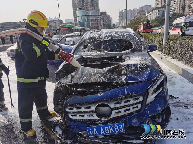 瀘州沱二橋上一輛車燃燒　消防員2分鐘內(nèi)控制住火情(圖6)
