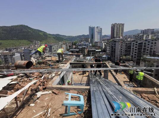 古藺縣綜合行政執(zhí)法局：快速出擊 鐵腕拆除違法建設(shè)(圖6)