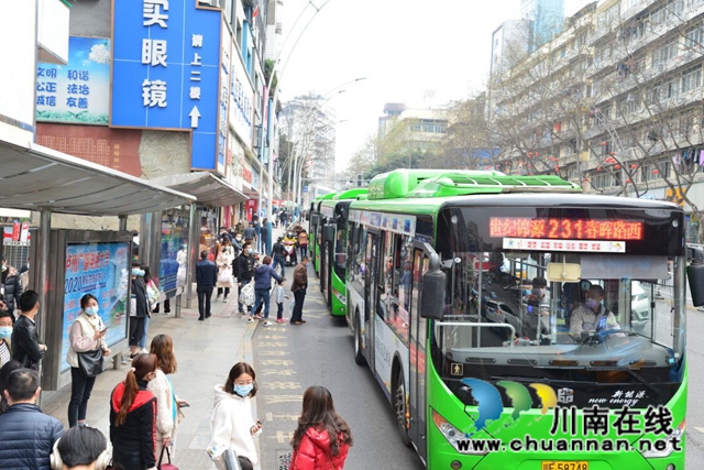投用新車加密班次！瀘州公交助力復(fù)工復(fù)產(chǎn)復(fù)學(xué)讓市民舒心坐公交(圖2)