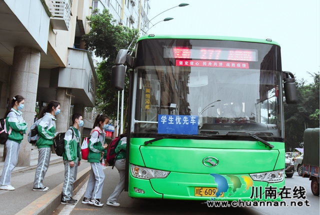 投用新車加密班次！瀘州公交助力復(fù)工復(fù)產(chǎn)復(fù)學(xué)讓市民舒心坐公交(圖3)