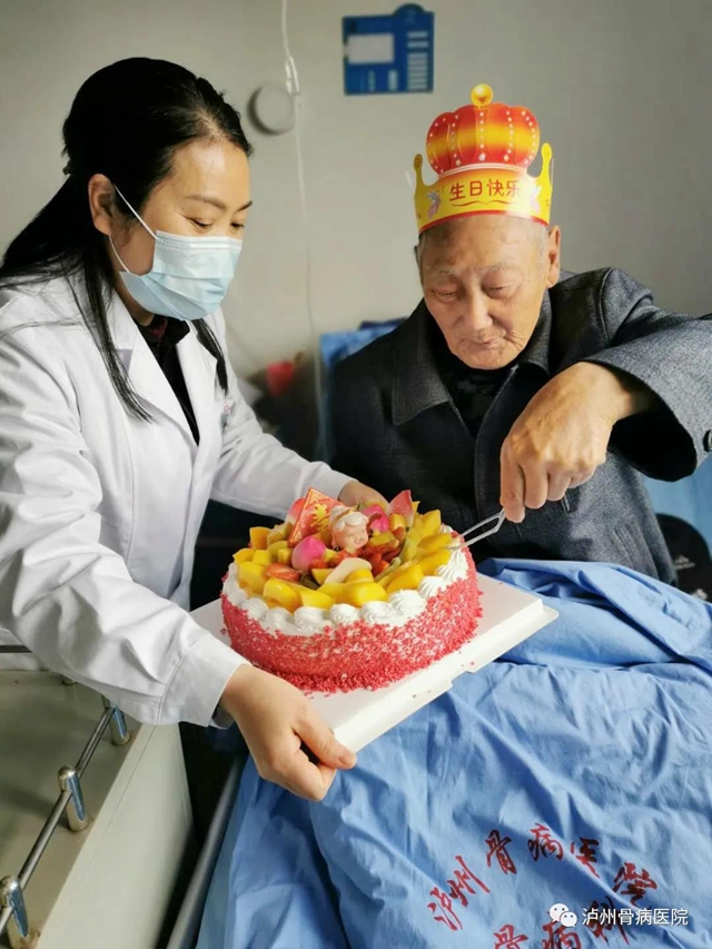 瀘州骨病醫(yī)院：患者醫(yī)院過生日 科室溫情送祝福(圖3)