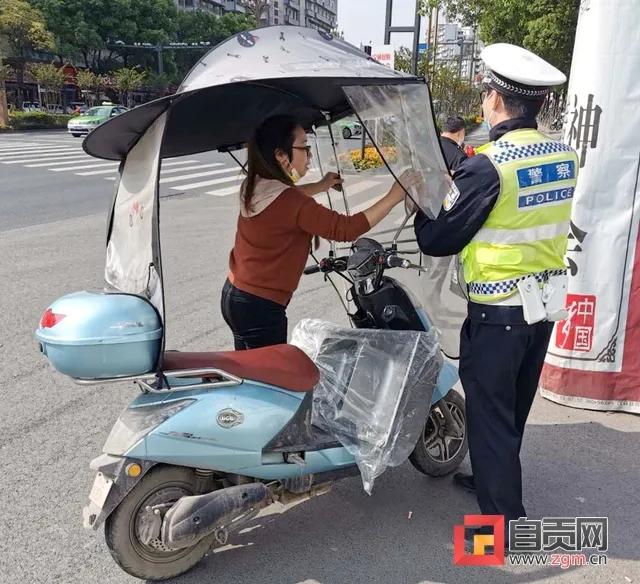 違法的！自貢的摩托車司機別再裝這東西了