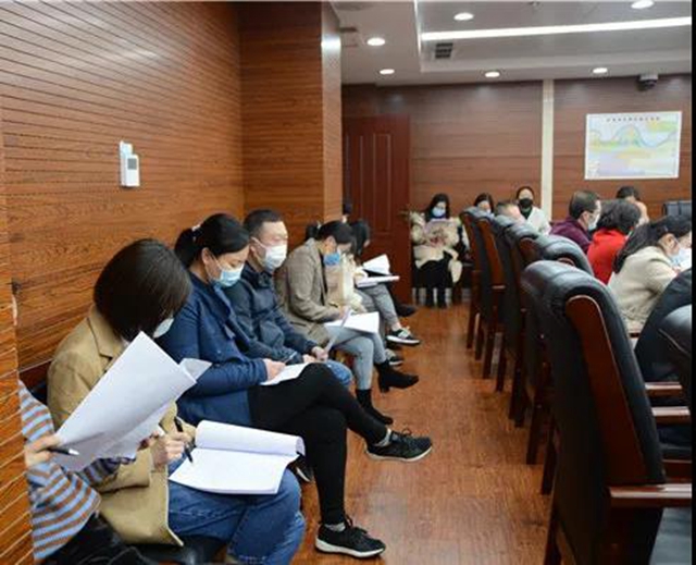 江陽法院“法官沙龍” 討論學習新民事訴訟證據(jù)規(guī)定(圖13)