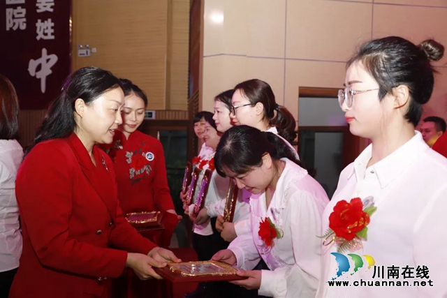 西南醫(yī)科大學附屬中醫(yī)醫(yī)院舉行抗疫一線英雄表彰大會(圖6)