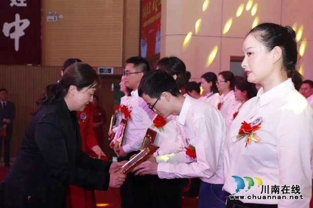 西南醫(yī)科大學附屬中醫(yī)醫(yī)院舉行抗疫一線英雄表彰大會(圖5)