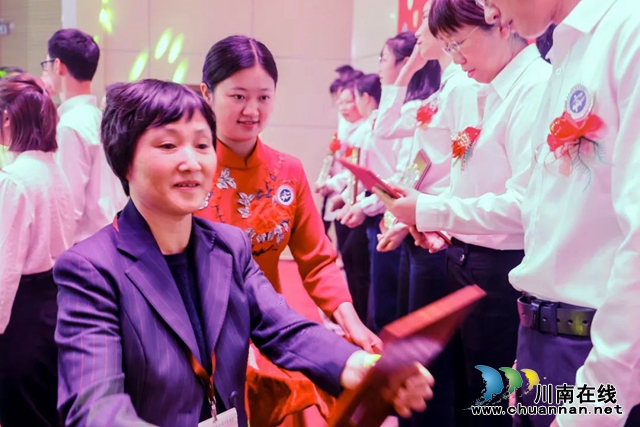 西南醫(yī)科大學附屬中醫(yī)醫(yī)院舉行抗疫一線英雄表彰大會(圖9)