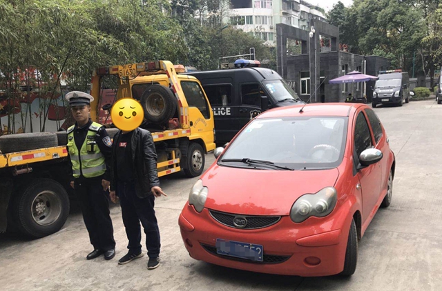 為了逃避違章處罰！宜賓一男子竟在網(wǎng)上買(mǎi)假車(chē)牌裝上車(chē)(圖2)