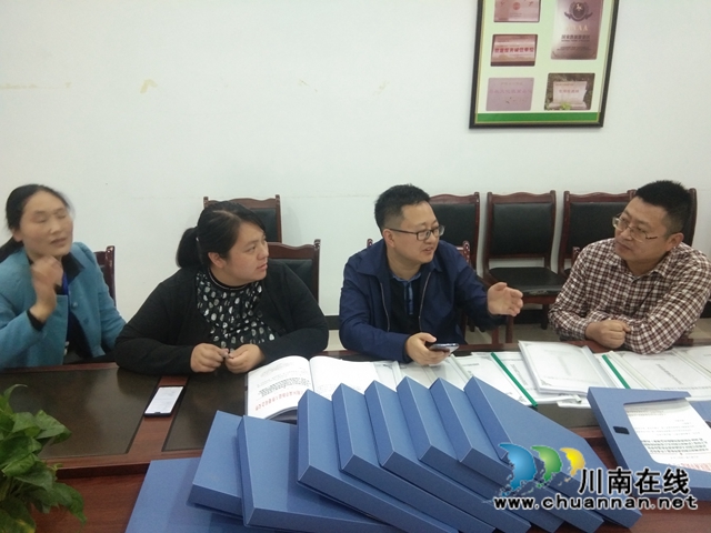 江陽區(qū)水務局副局長李進到茜草街道檢查防汛工作