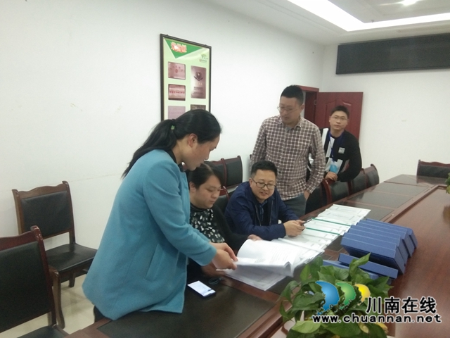 江陽區(qū)水務(wù)局副局長李進到茜草街道檢查防汛工作(圖2)