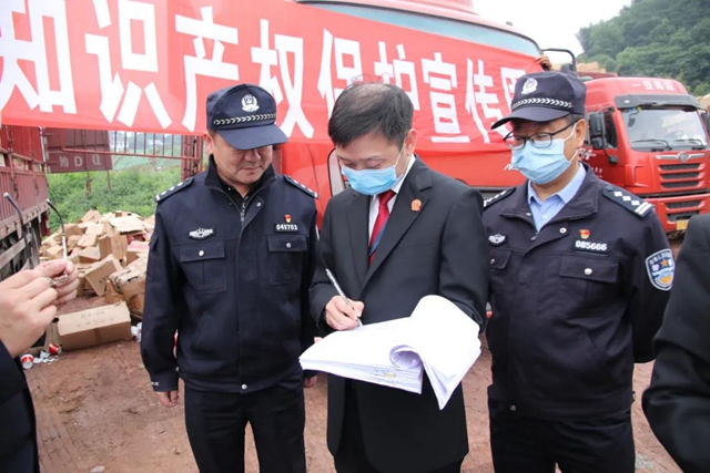 宜賓屏山集中銷毀5000多箱假酒！涉案金額達(dá)6000萬(wàn)(圖4)