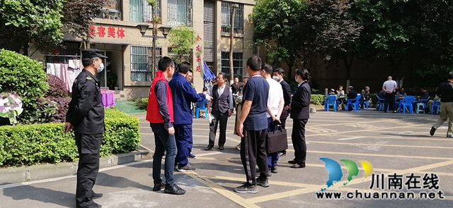 江陽區(qū)茜草街道匠心社區(qū)對(duì)轄區(qū)茶館占道經(jīng)營(yíng)全面清理