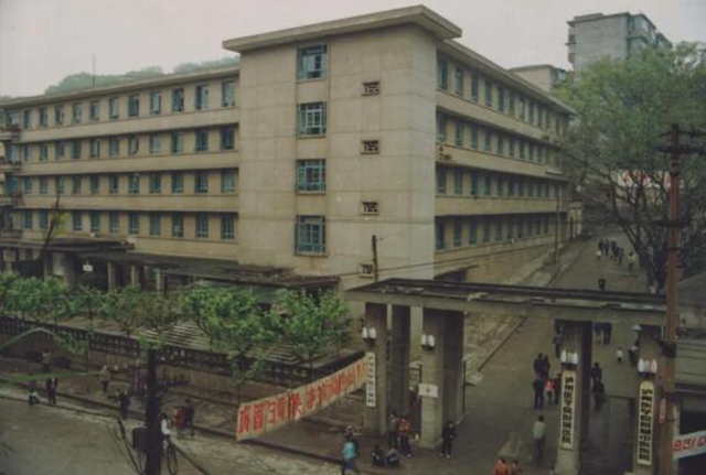 【70年·時移境遷】變了又變的西南醫(yī)大附院大門，你看過幾個？(圖4)