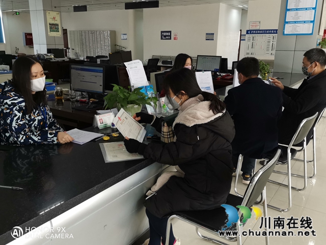 納溪區(qū)行政審批局：著眼窗口建設(shè)新發(fā)展  啟動(dòng)便民利企新引擎(圖3)