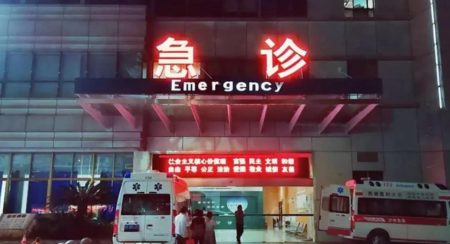 【圍觀】毒蛇造訪家中，瀘州兩男子被咬傷入院(圖4)