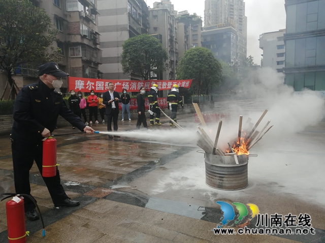 江陽(yáng)區(qū)北城街道皂角巷社區(qū)組織開(kāi)展消防安全應(yīng)急演練