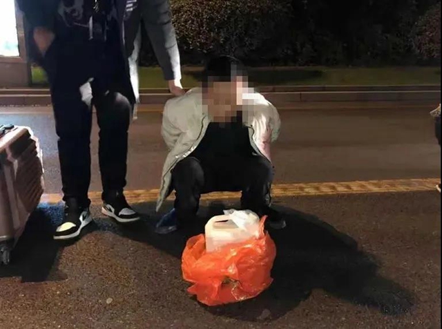 這個前任太奇葩！合江一男子提斧頭和20斤汽油報復(fù)前女友