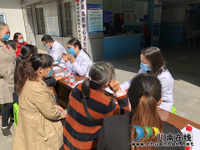 瀘州市人民醫(yī)院多學(xué)科專家到太伏鎮(zhèn)舉行義診活動(圖5)
