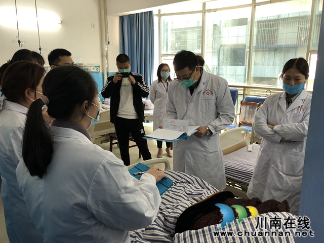瀘州市人民醫(yī)院多學(xué)科專家到太伏鎮(zhèn)舉行義診活動(圖2)