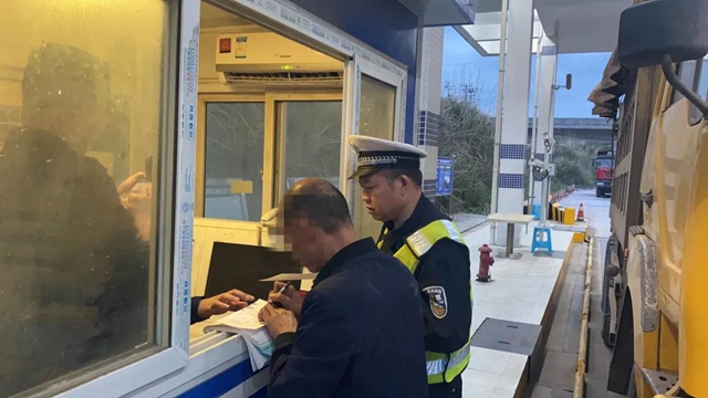 一鍋端！交警查超載，40輛貨車來“扎起”一個都沒跑脫！
