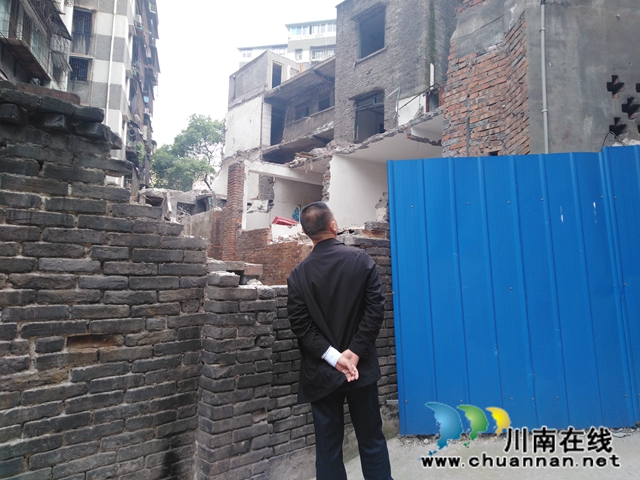 龍馬潭區(qū)紅星街道檢查項目施工和臨街建筑防高空墜物安全