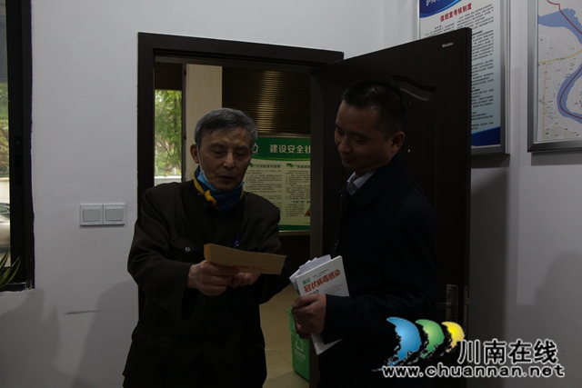 龍馬潭區(qū)紅星街道居民贈送街道疫情防護(hù)“大禮包”(圖1)
